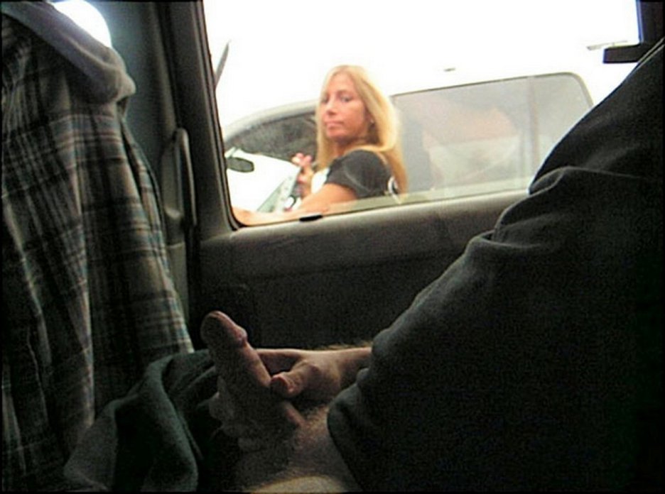 Подрочила парню в авто