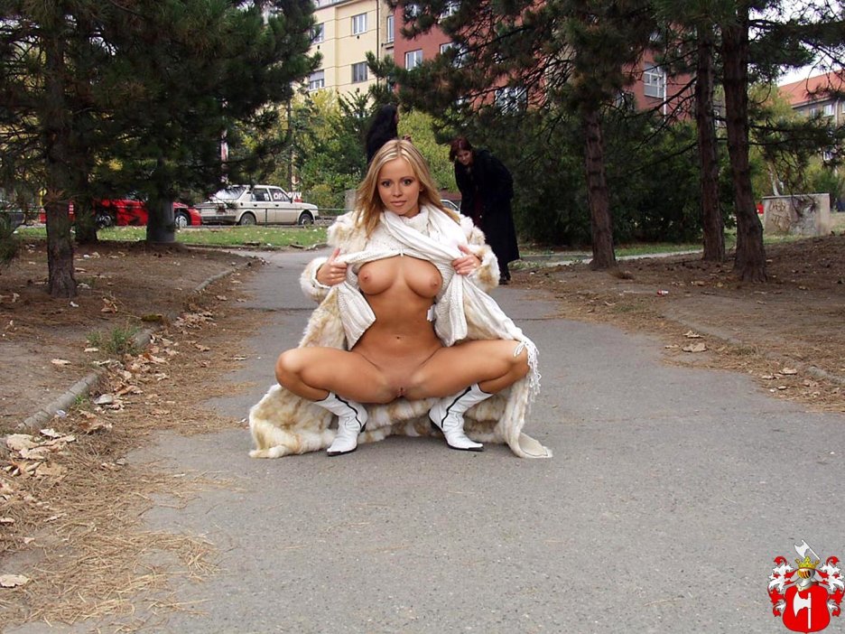 Жена позирует голой на улице