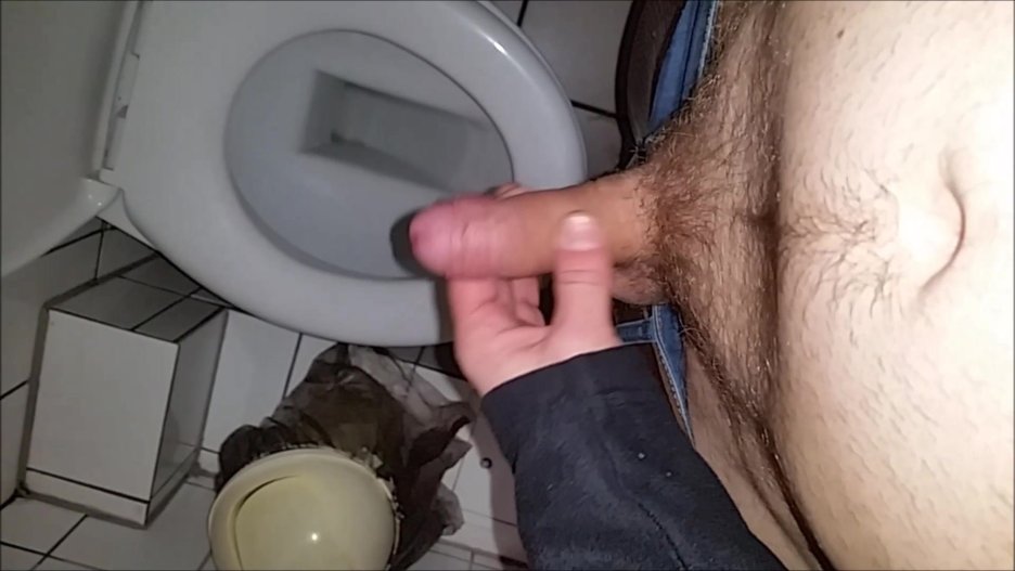 Кончает от дрочки в машине