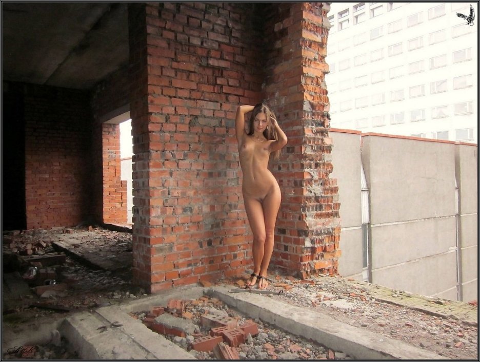 Голые девки в чулках на улице