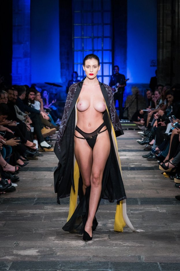 Alejandra Guilmant голая на подиуме