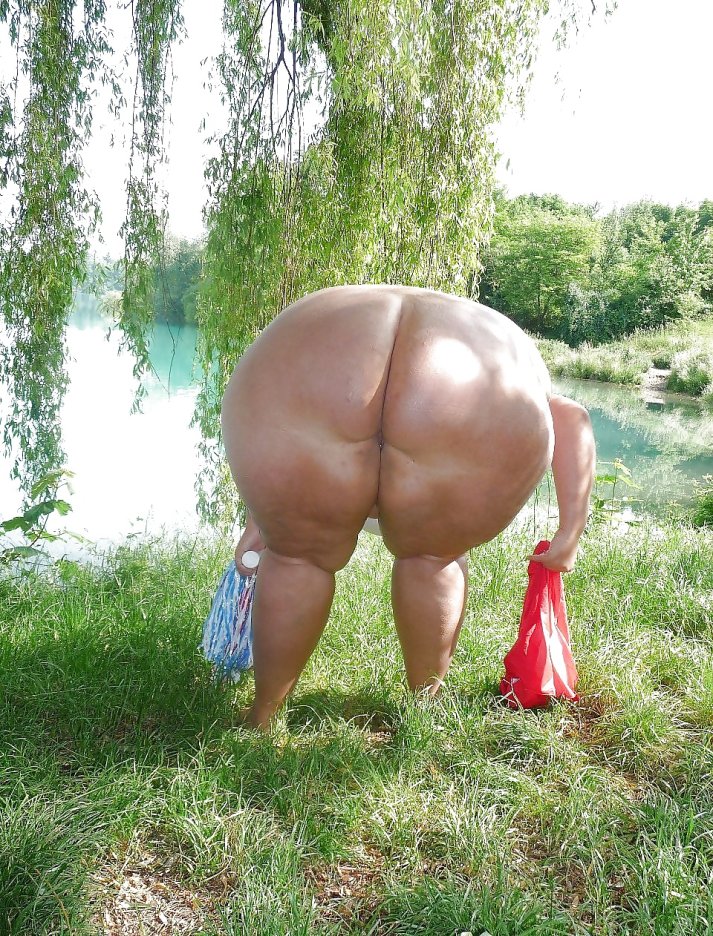 Зрелая показала анус на природе
