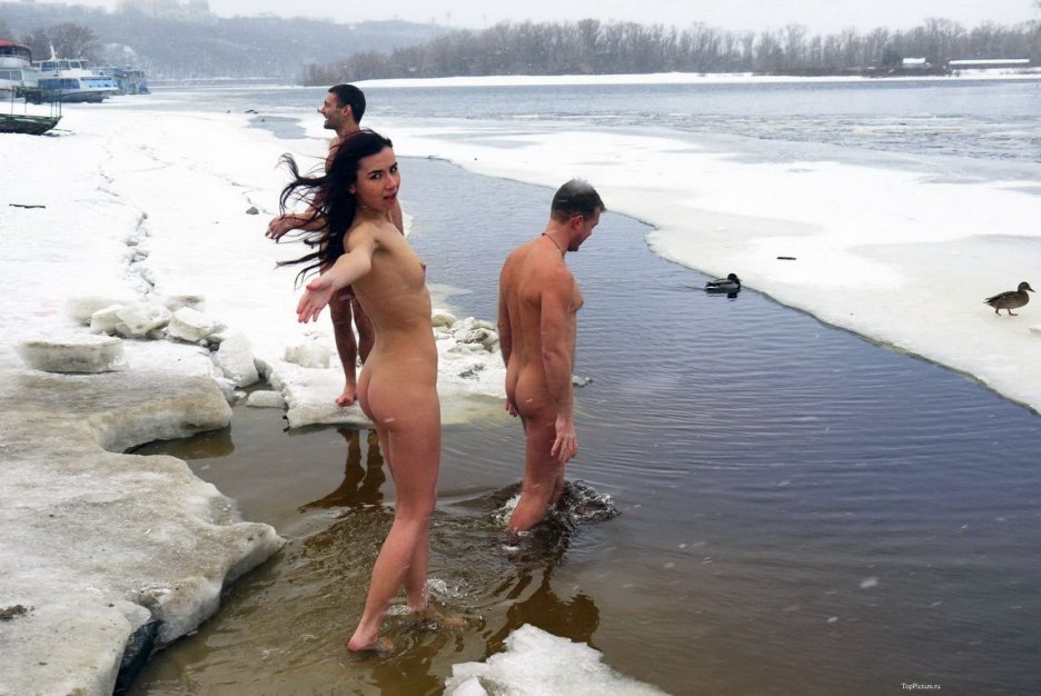 Мужики купаются голышом