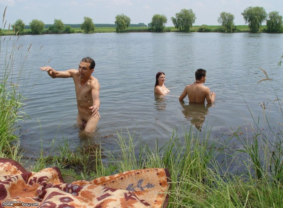 Женщины купаются голышом