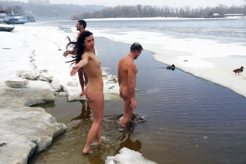 Голые нудистки на природе