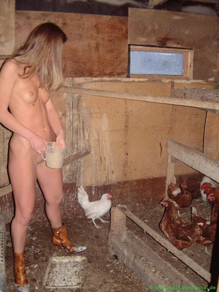 Девушки ню в курятнике
