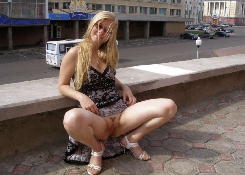 Девушки без трусов на улице