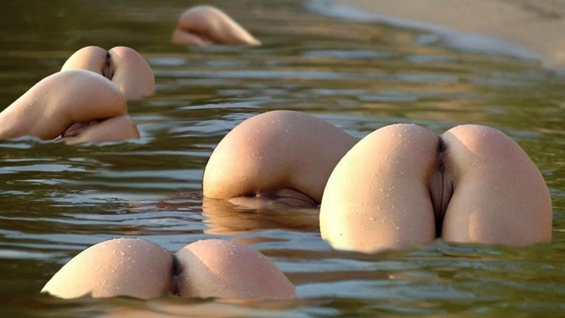 Голые женские попы в воде