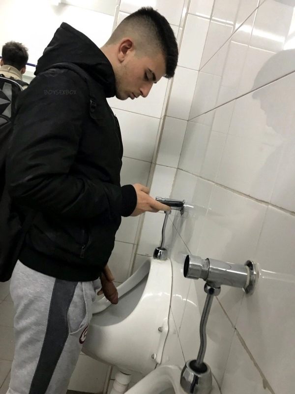 Мужчины в общественном туалете