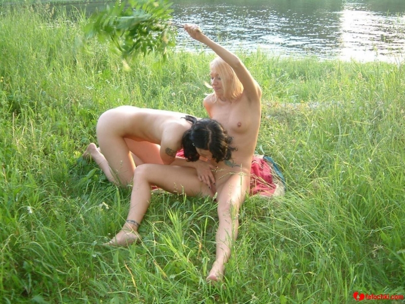 Пьяные женщины голышом на природе