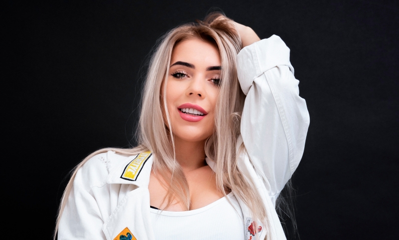 Карина Лазарьянц в универе