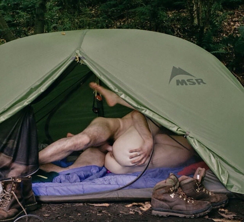Ебля в палатке возле костра