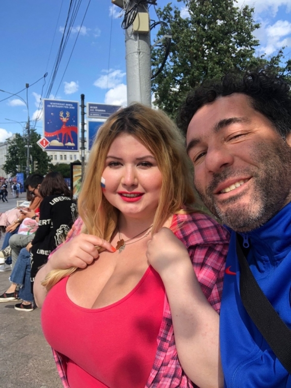 Анна Сонг в машине