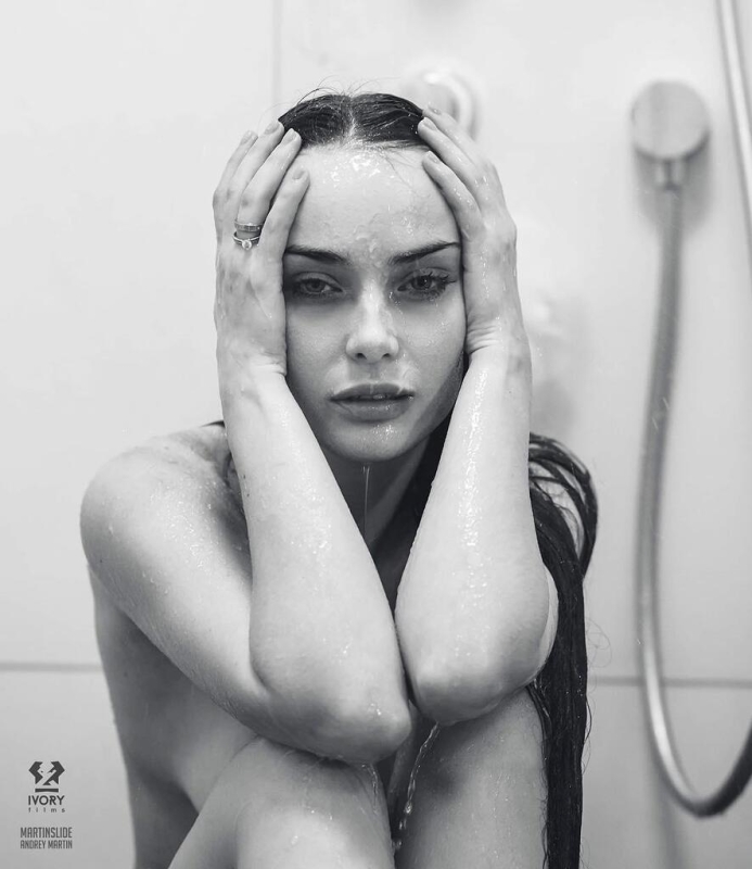Голая Ксения Отинова модель