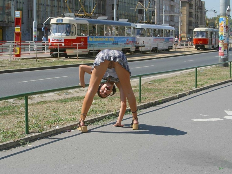 Девушки без трусов в городе
