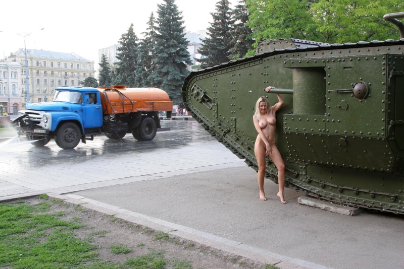 Военная техника и девушки ню