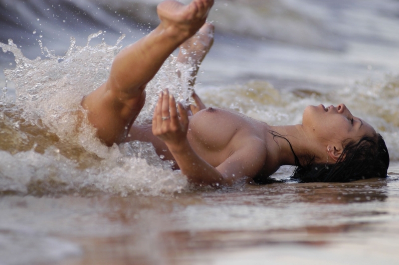 Голенькие девушки в воде