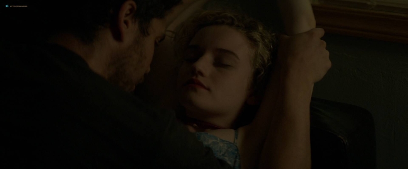 Голая Джулия Гарнер Julia Garner