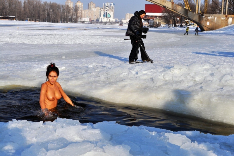 Голые купания на крещение