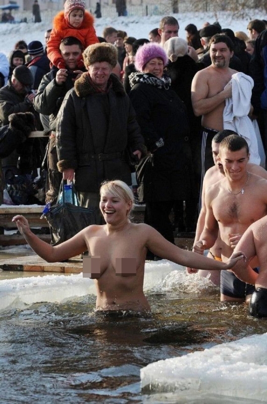 Голые купаются в проруби