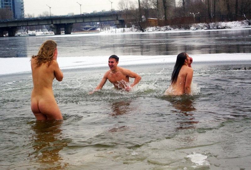 Голая в ледяной воде