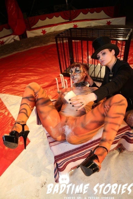 Kinky Circus feet